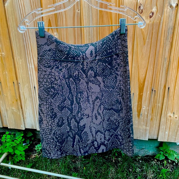Very cool, hot, well made BCBG skirt 🥂 - Picture 4 of 4